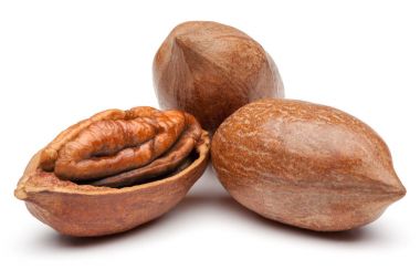 Beyaz izole pecans.