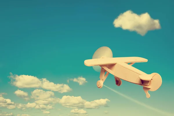 Avión de madera volando en el cielo . — Foto de Stock