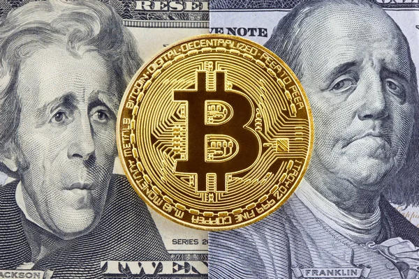 Bitcoin dourado em notas de dólar fundo . — Fotografia de Stock