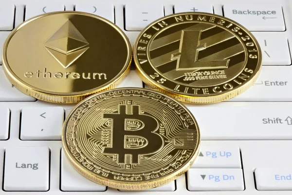 Bitcoin, Ethereum e Litecoin no teclado . — Fotografia de Stock