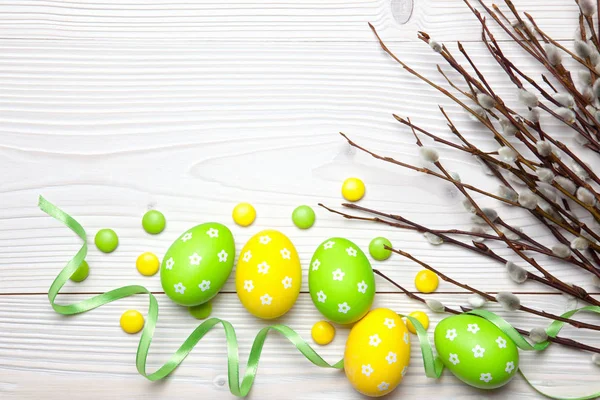 Uova di Pasqua e rami di salice su sfondo di legno . — Foto Stock