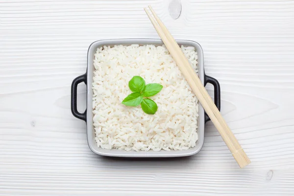 Rijst Met Basilicum Keramische Kom Met Stokjes Witte Houten Tafel — Stockfoto