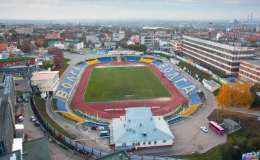 Ulyanovsk, Rusya üstten ve sonbaharda cityscape Merkezi Volga spor stadyumunda. Stadyum üzerinde yazıt Volga