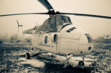 Ulyanovsk, Rusya - 9 Aralık 2012. Ulyanovsk uçak Müzesi bir Aeroflot helikoptere kışın. Düşük renk doygunluğu soluk bir retro veya vintage etkisi ve sisli bir hava için