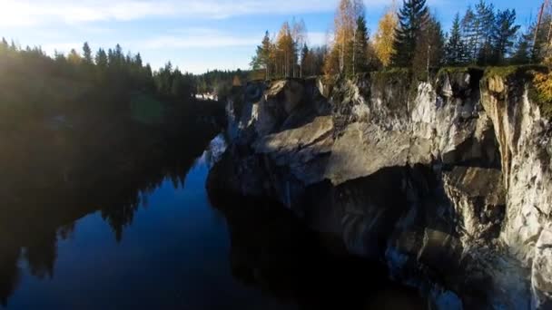 Vol aérien au-dessus d'un canyon en marbre en Carélie — Video