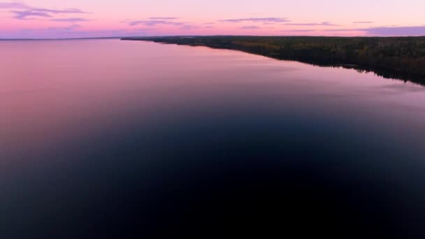 Vzdušný let nad jezerem v západu slunce — Stock video