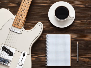 kahve fincanı ve gitar ahşap tablo.