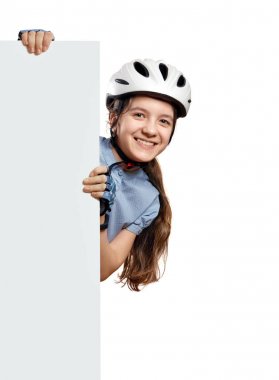 Genç kız Bisiklet kask içinde dikey beyaz boş, beyaz izole tutar.