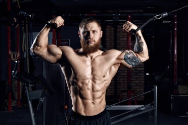 Genç atlet spor yapıyor.