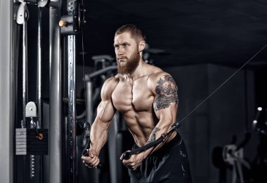 Genç atlet spor yapıyor.