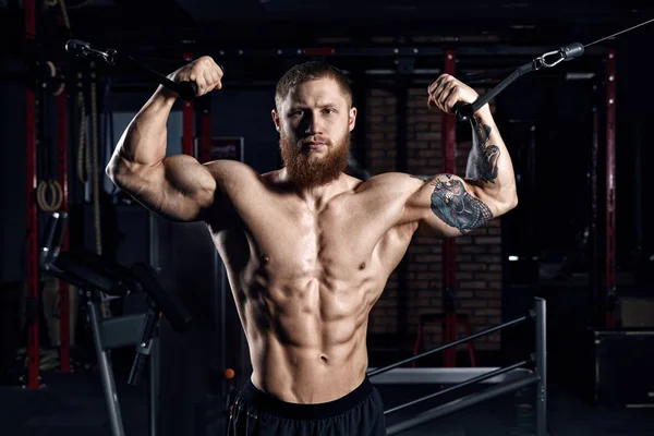 Genç atlet spor yapıyor.