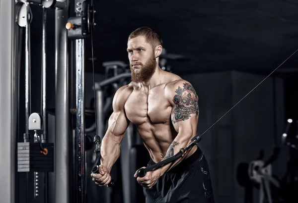 Genç atlet spor yapıyor.