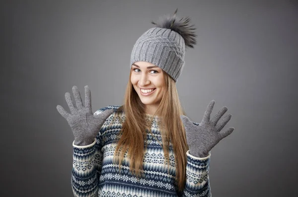 Портрет привлекательной улыбающейся девушки в шляпе и перчатках . — стоковое фото