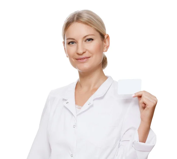 iş kartı tutan genç bir kadın doktor.