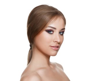 Güzellik kadını yüz portre. Beyaz bir arka plan üzerinde izole.