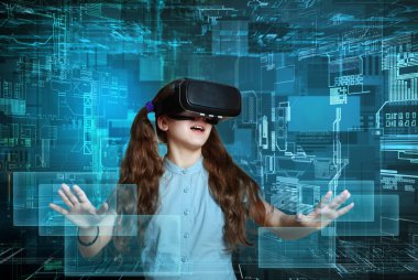 Sanal gerçeklik kulaklık ile genç kız.