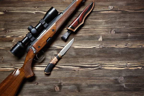 Attrezzatura da caccia su sfondo vecchio di legno . — Foto Stock
