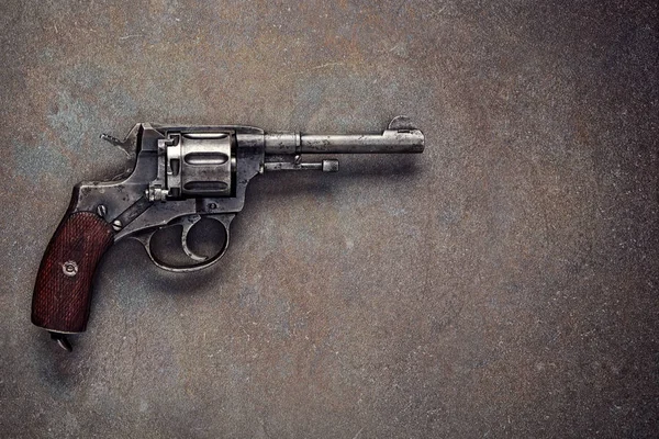 Vieux revolver sur fond sombre . — Photo