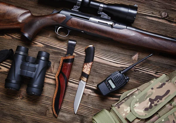 Jagdgewehr und Munition auf einem hölzernen Hintergrund. — Stockfoto