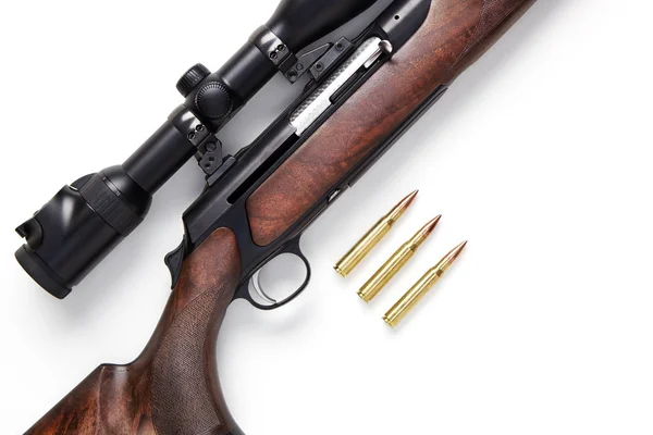 Jaktgevär och ammunition isolerad på vit bakgrund — Stockfoto