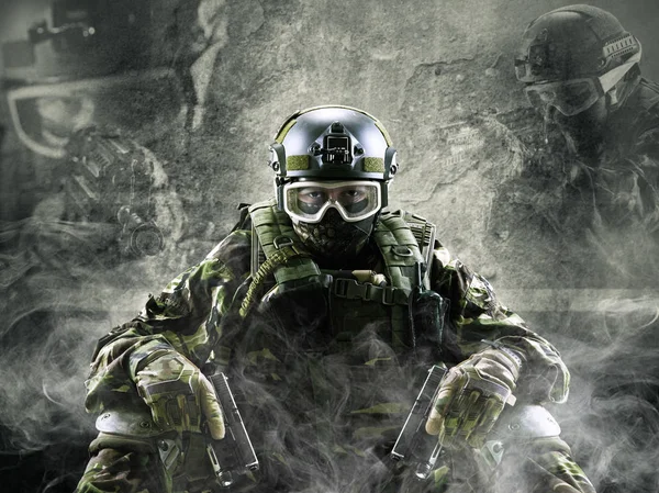 Special forces soldaat met geweren op grijze achtergrond. — Stockfoto
