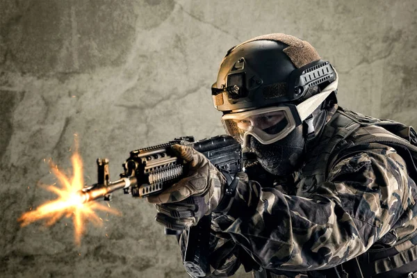 Özel Kuvvetler asker beton zemin üzerine silahlı.