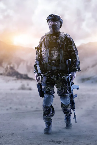 Különleges erők katonája a sivatagban. — Stock Fotó