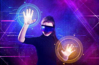 Sanal gerçeklik gözlüklü, fütüristik bir geçmişi olan güzel bir kadın. Geliştirilmiş gerçeklik, oyun, gelecek teknoloji konsepti. Vr.