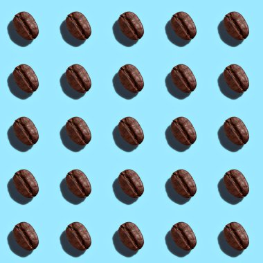 Mavi arka planda kahve çekirdeklerinin renk deseni. Üst görünüm.