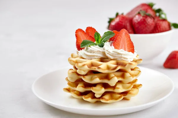 美味的早餐自制比利时维也纳华夫饼 装饰有草莓和淡淡的背景茶 — 图库照片