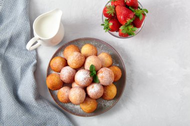 Güzel kahvaltı. Hafif arka planda süzme peynirli çörek topları. Üst görünüm.