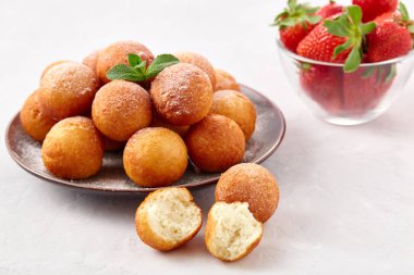Güzel kahvaltı. Açık arkaplanda süzme peynirli çörek topları.