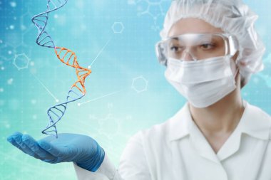 Bilim ve tıpta yenilikçi teknolojiler. Kadın bilim adamı avucunun içinde bir DNA modeli tutuyor. Tıbbi konsept.
