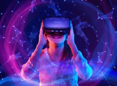 Sanal gerçeklik gözlüklü kadın. Gelecekteki teknoloji konsepti. Renkli neon ışıklar.