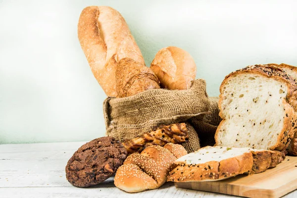 Ahşap beyaz zemin üzerine ekmek — Stok fotoğraf