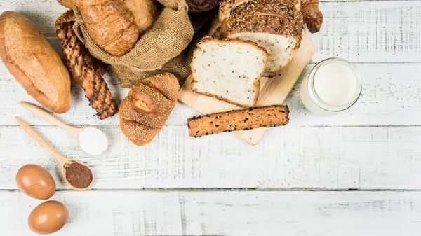 Ahşap beyaz zemin üzerine ekmek — Stok fotoğraf