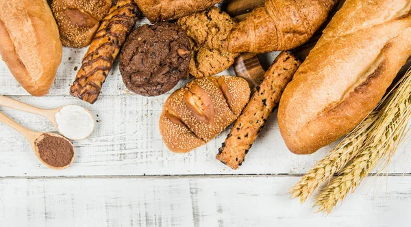 Bakkerij op houten witte achtergrond — Stockfoto