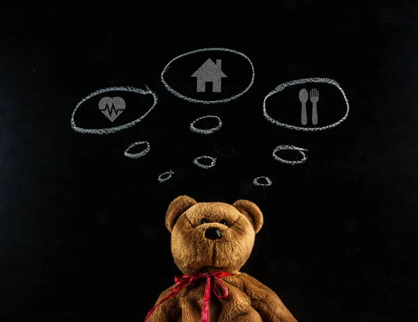 Мечта о плюшевом мишке. Медвежонок с домом, вилкой и ложкой, икона сердца — стоковое фото