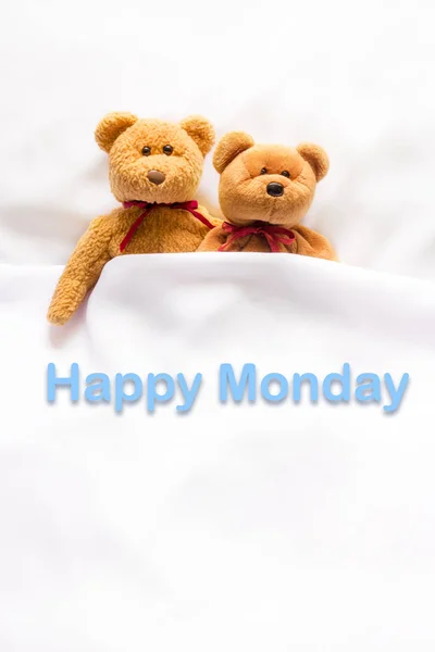 Teddy Bear lying in the white bed with message " Happy Monday " — Stock Photo, Image