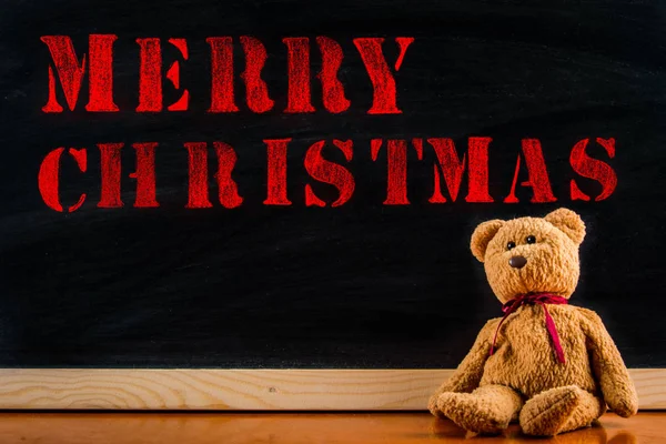 Teddybär mit Callout-Symbol und Botschaft "Frohe Weihnachten" — Stockfoto