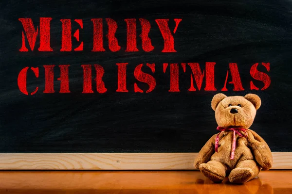 Teddybär mit Callout-Symbol und Botschaft "Frohe Weihnachten" — Stockfoto