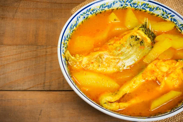 Curry de poisson sur le bois — Photo