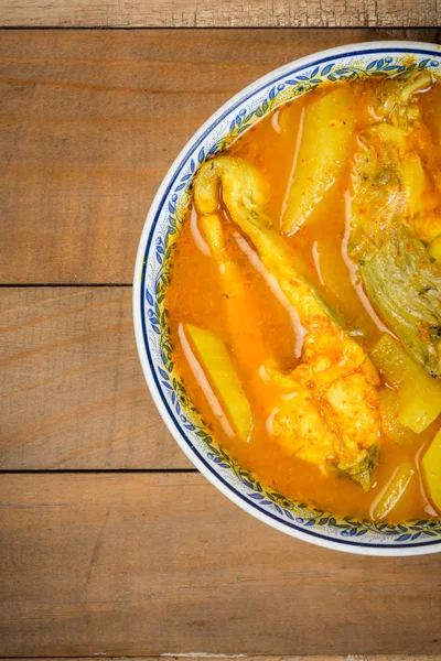 Curry de poisson sur le bois — Photo