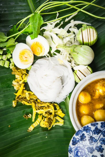 Vermicelles de riz local et sauce au curry aux légumes (Kanom Jeen Nam Ya ) — Photo