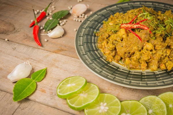 Mélanger le porc frit avec de la pâte de curry jaune (khaw-kling). Alimentation thaïlandaise . — Photo