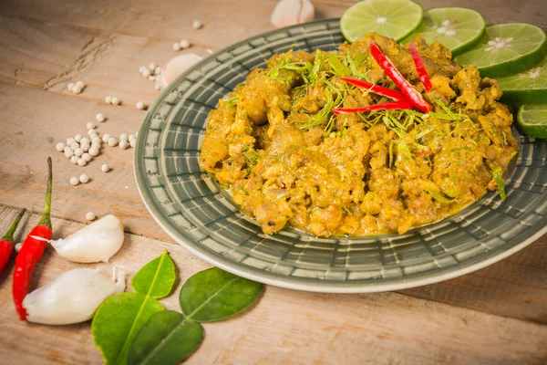 Mélanger le porc frit avec de la pâte de curry jaune (khaw-kling). Alimentation thaïlandaise . — Photo