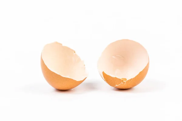 Beyaz zemin üzerine yumurta kabuğu — Stok fotoğraf