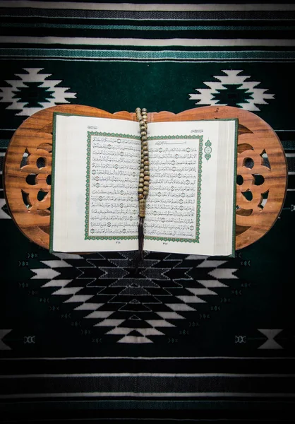 Koran - heilig boek van moslims — Stockfoto