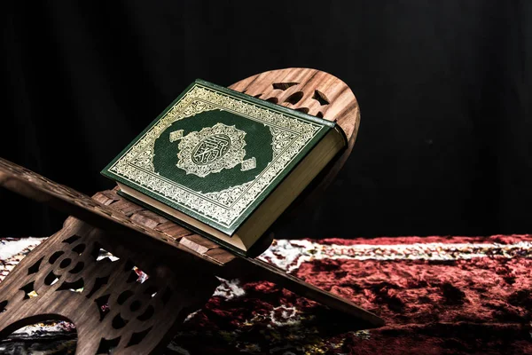 कुराण मुस्लिमांचे पवित्र पुस्तक — स्टॉक फोटो, इमेज