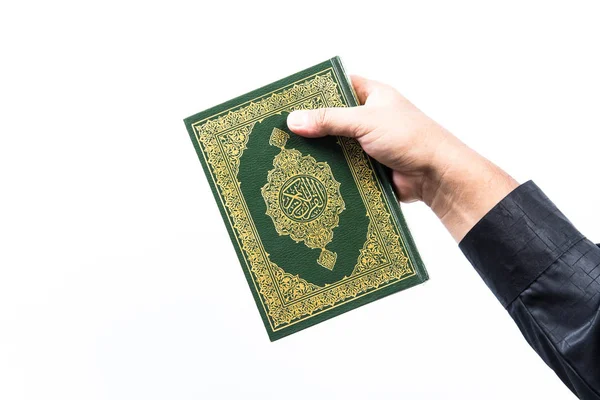 Коран - священная книга мусульман (публичный предмет всех мусульман  ) — стоковое фото
